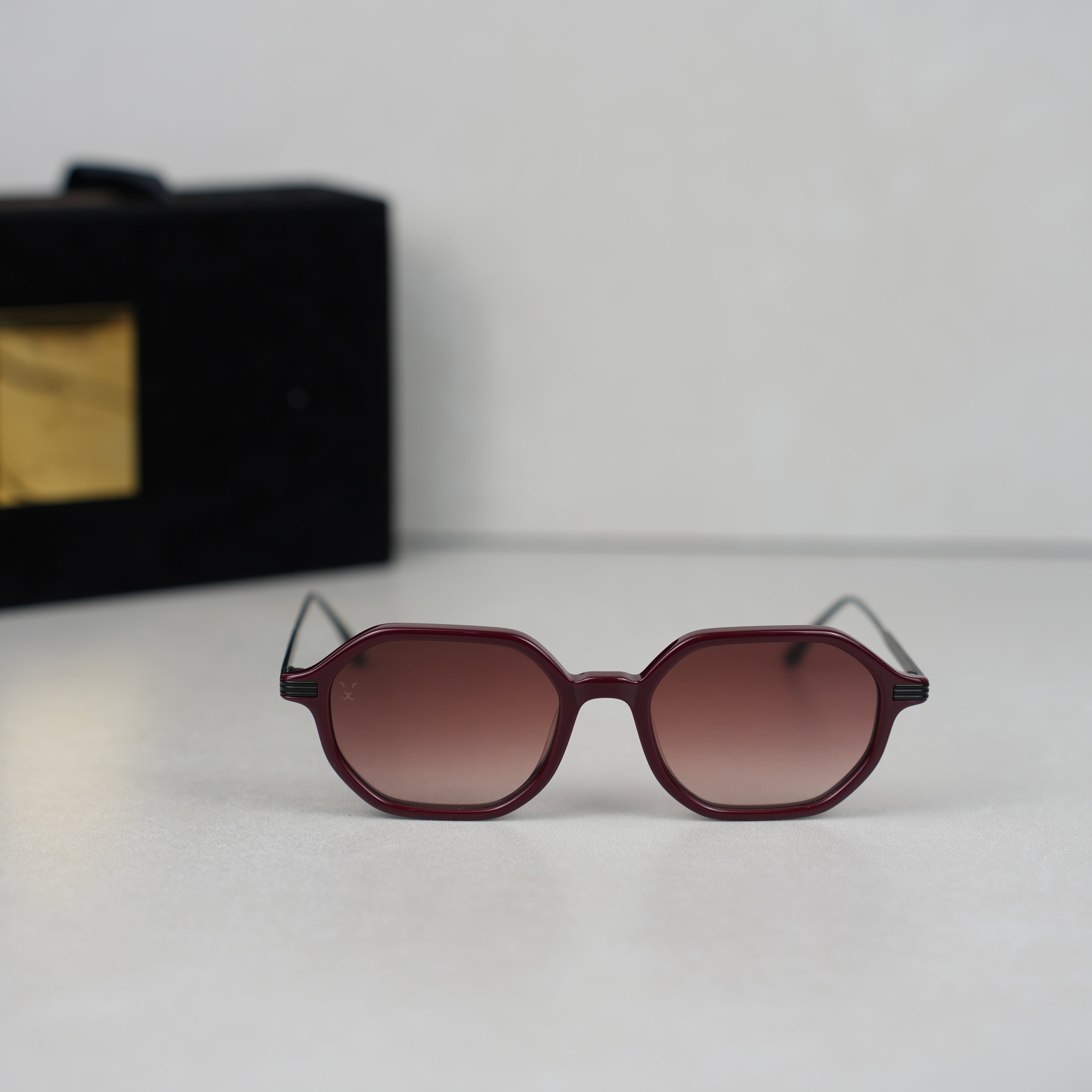 CRIMSON RED AJEEB .. كرمسن ريد عجيب