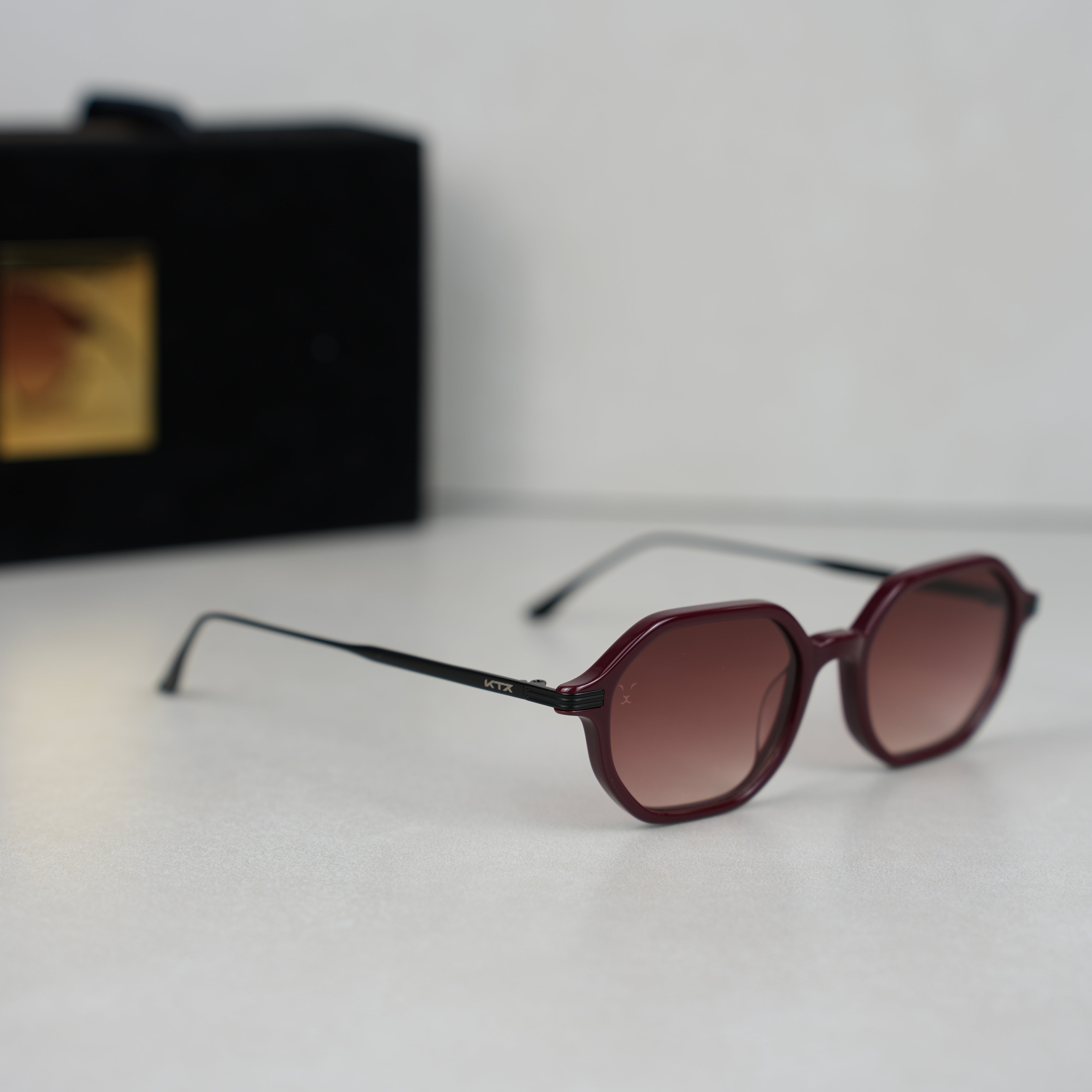 CRIMSON RED AJEEB .. كرمسن ريد عجيب